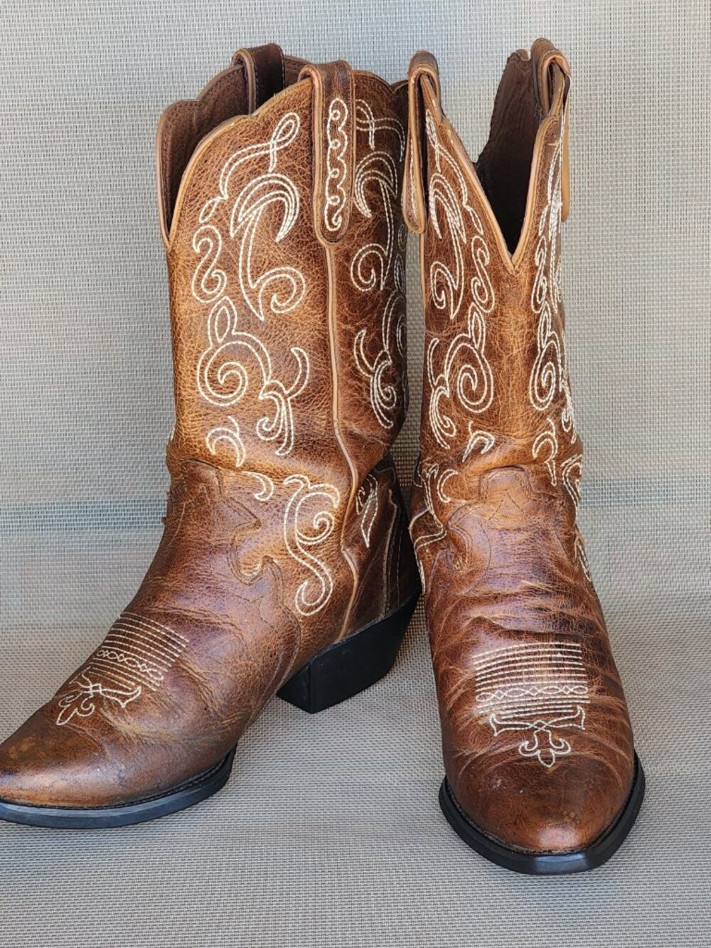 These Justin L2703 Western Women's Leather Cowboy Boots in size 9B are a stylish